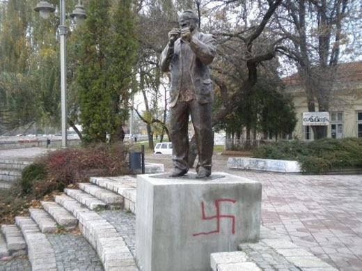 Fašistički simbol na spomeniku Šabanu Bajramoviću u Nišu Fašistički simbol na spomeniku Šabanu Bajramoviću u Nišu